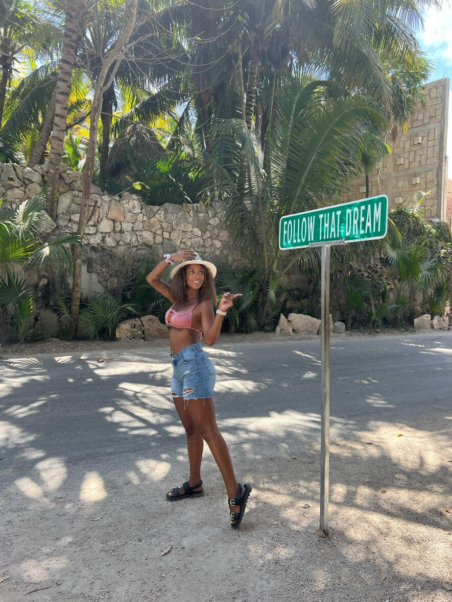 The founder of Bech Bun pointing at the famous „follow that dream“ sign in Mexico.